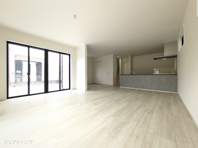 さいたま市岩槻区本丸１丁目の新築戸建てリビング写真 2025年10月3日撮影